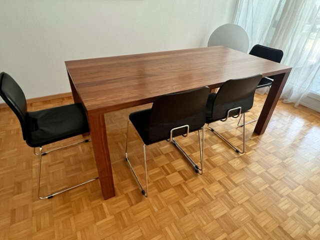 Tisch mit 4 Stühlen und Bank