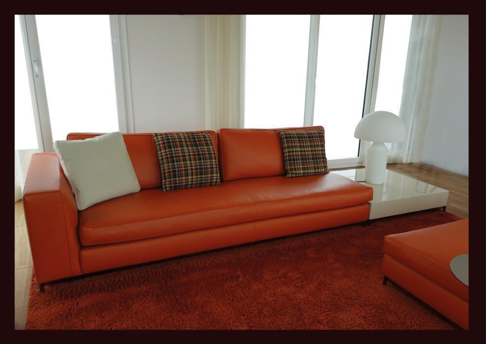 Terracotta-Sofa mit stilvoller Armlehne